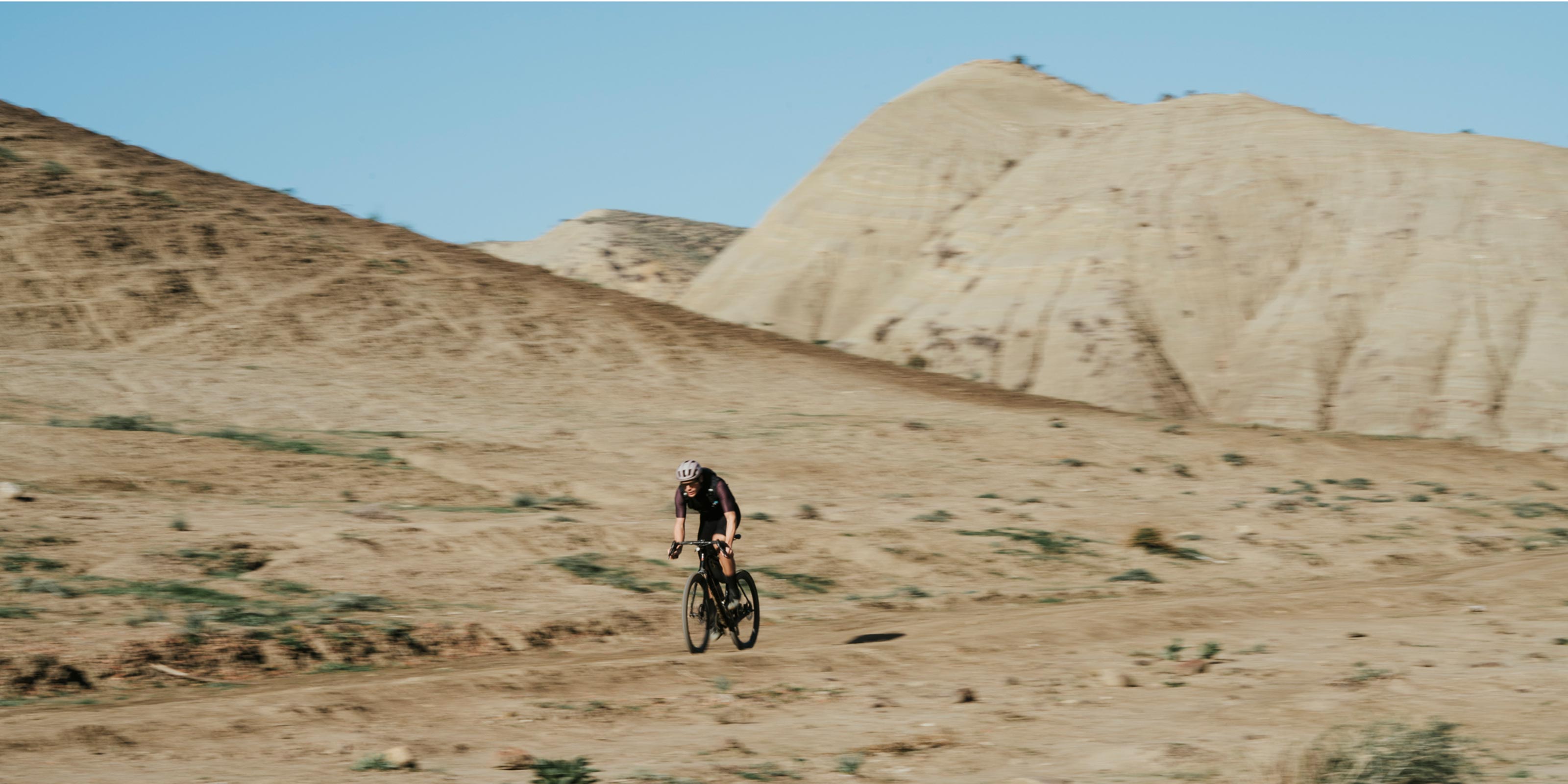 EVOC Sale Image: A man riding a Gravelbike in the Desert 