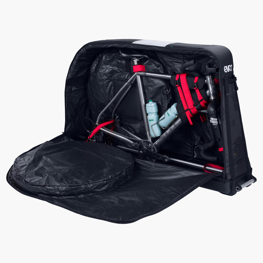 EVOC Bike Bag Pro abierta, con una bicicleta de ruta montada en la estructura Bike Stand Pro