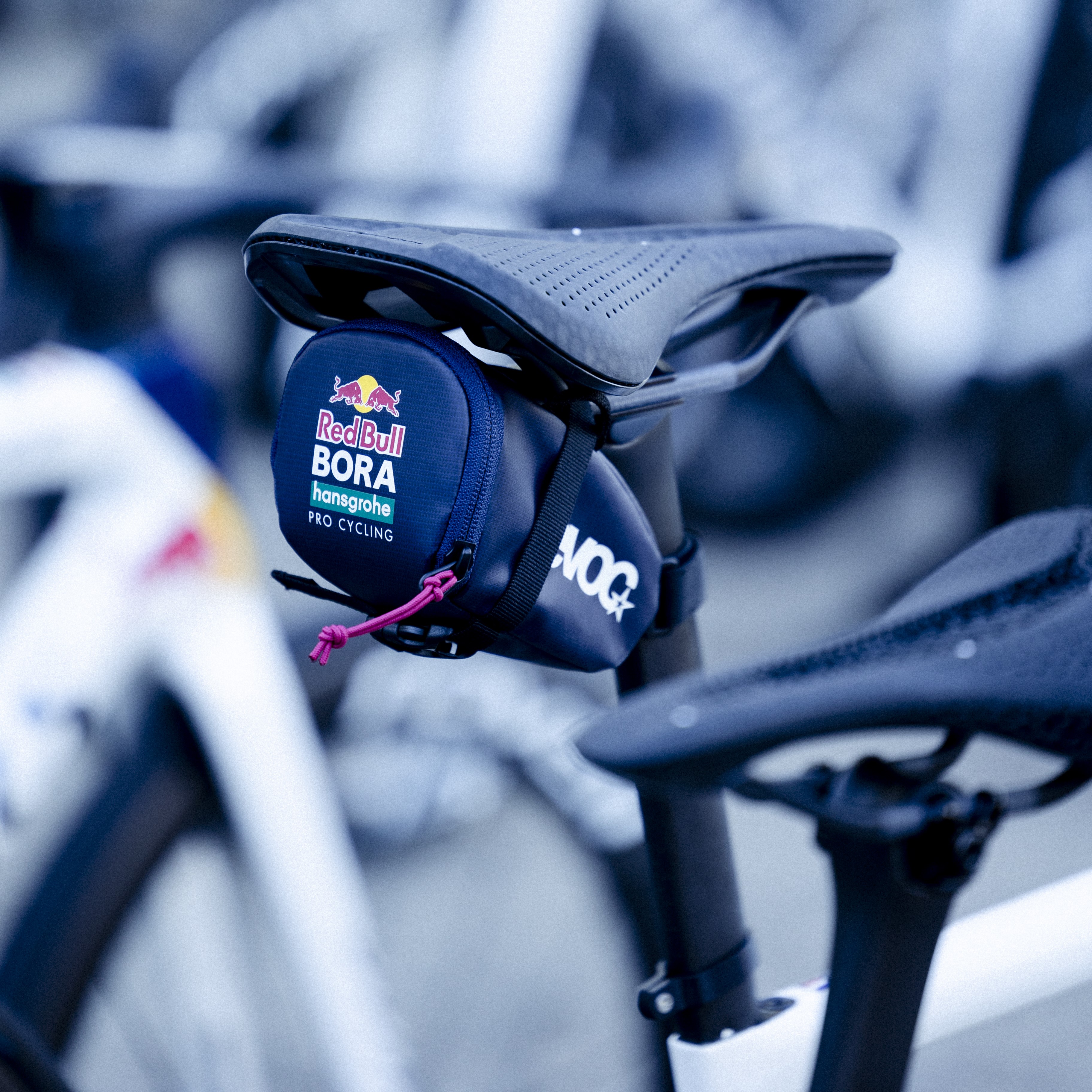 SEAT BAG M - Red Bull - BORA - hansgrohe  - Stark limitierte Satteltasche im Look des WorldTour-Teams Red Bull - BORA - hansgrohe aus wasserabweisendem Material