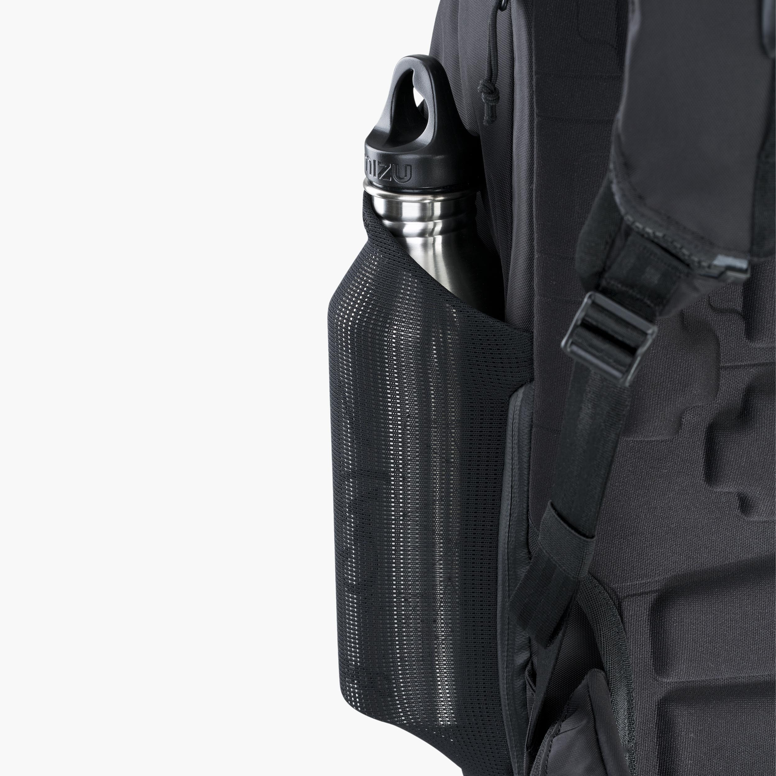 COMMUTE A.I.R. PRO 18 - The world's first cycling backpack with an integrated airbag and back protector 