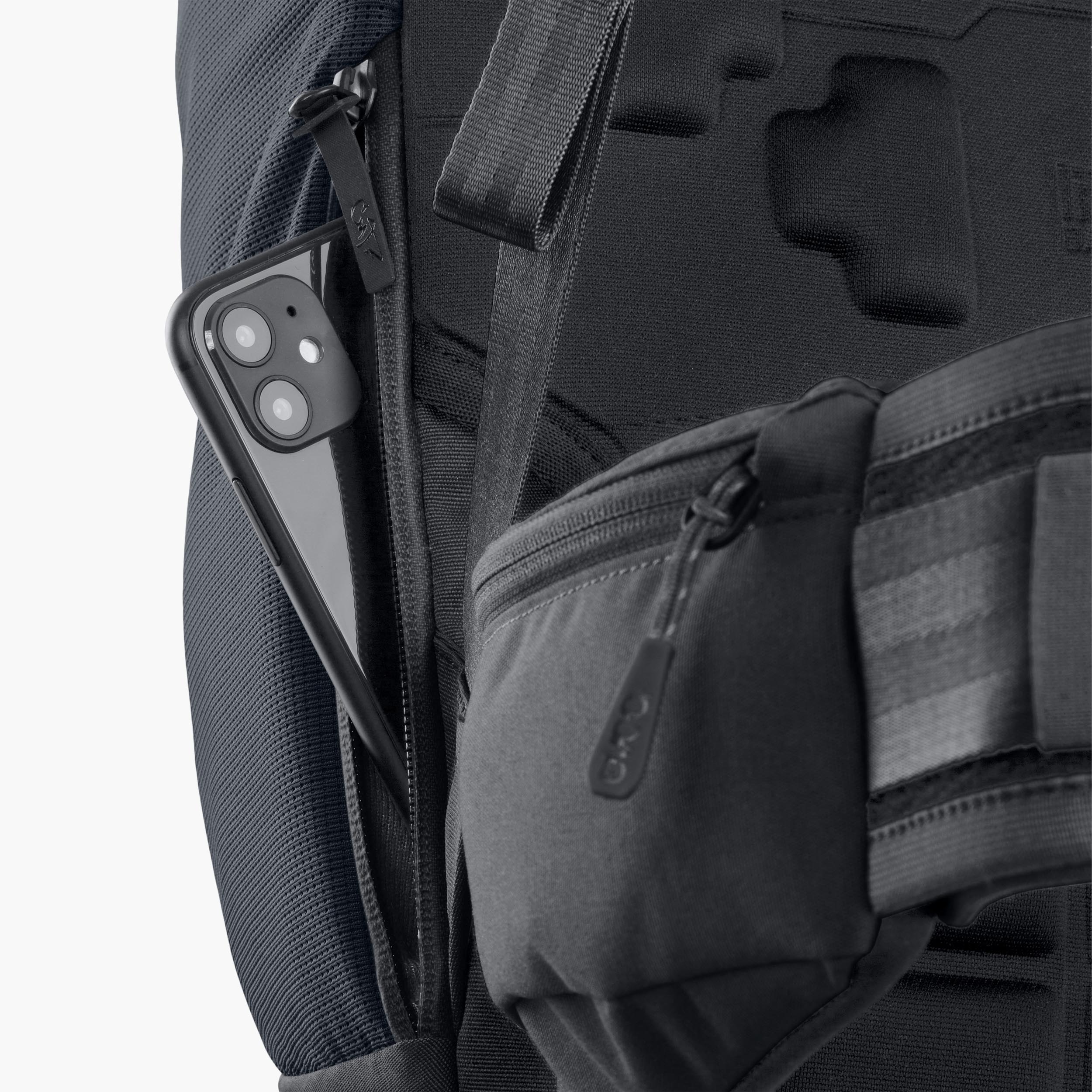 COMMUTE PRO 22 - Perfectly organised and comfortable protector backpack for bike commuters in the city