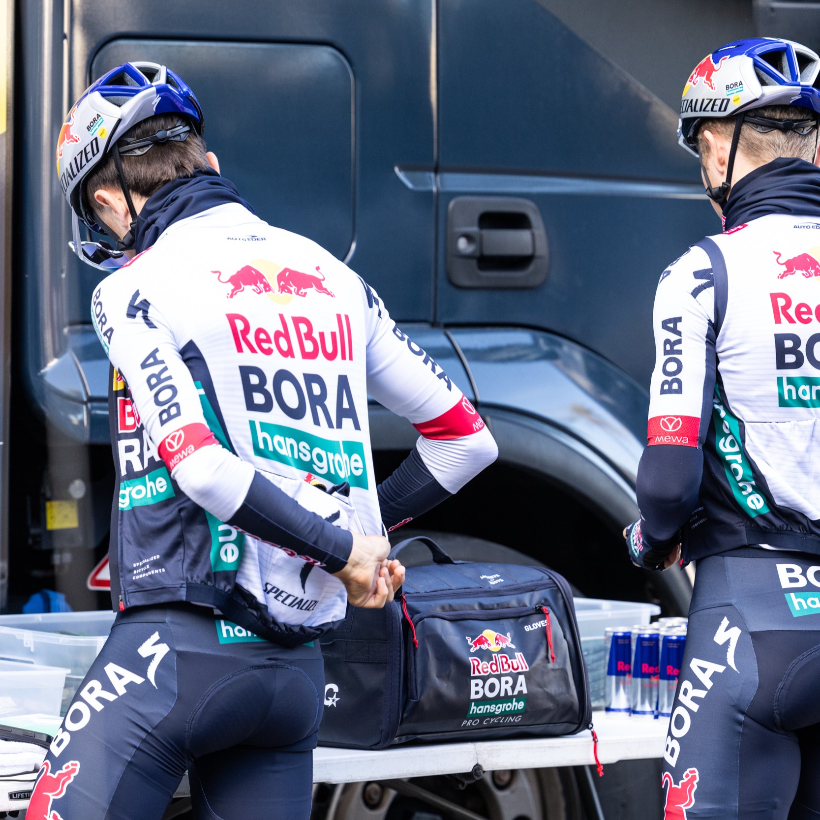 RAIN BAG - Red Bull - BORA - hansgrohe  - Tasche, perfekt organisiert und entwickelt, um den Bedürfnissen des Red Bull - BORA - hansgrohe WorldTour-Radsportteams gerecht zu werden, bereit für jedes Wetter