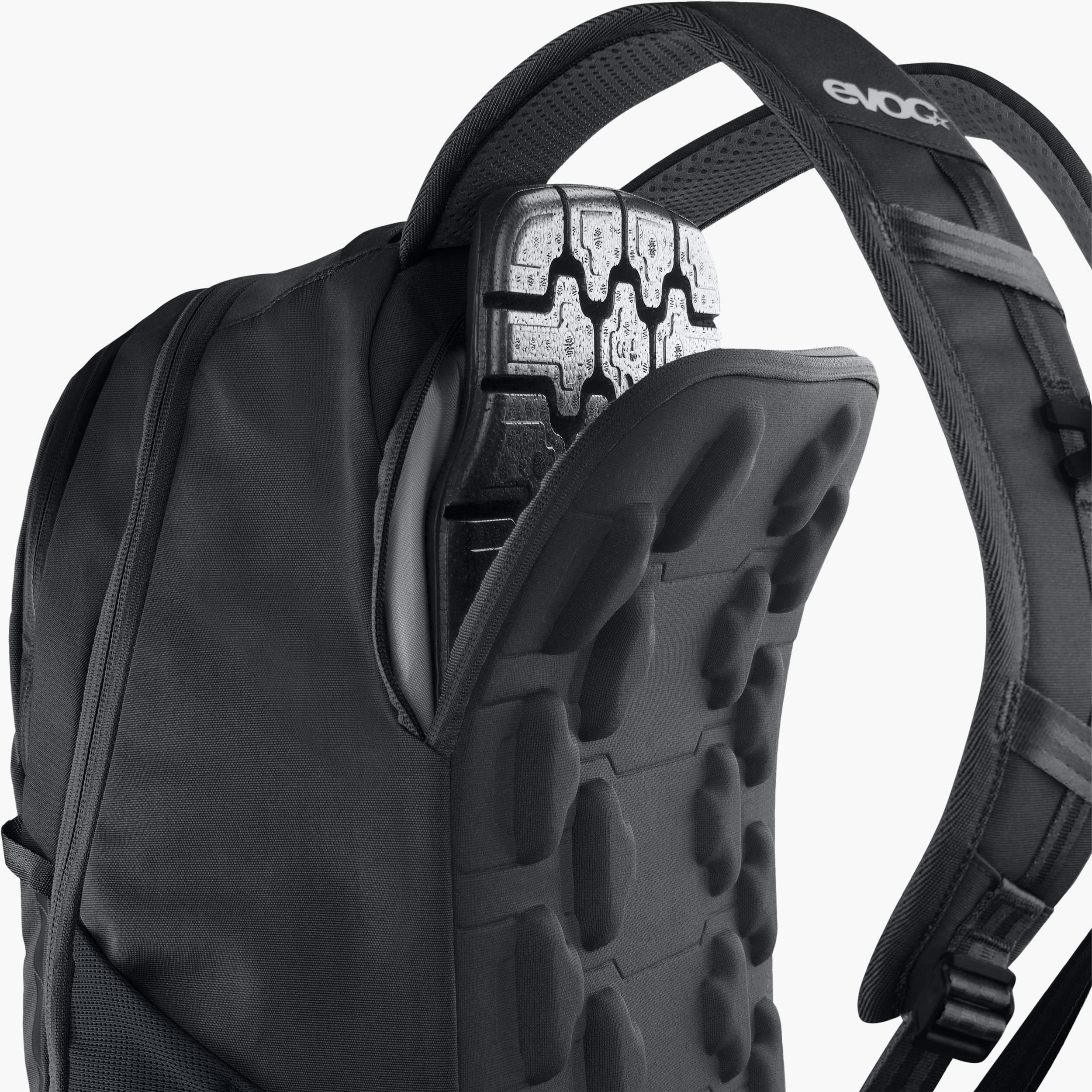 COMMUTE PRO 22 - Perfectly organised and comfortable protector backpack for bike commuters in the city