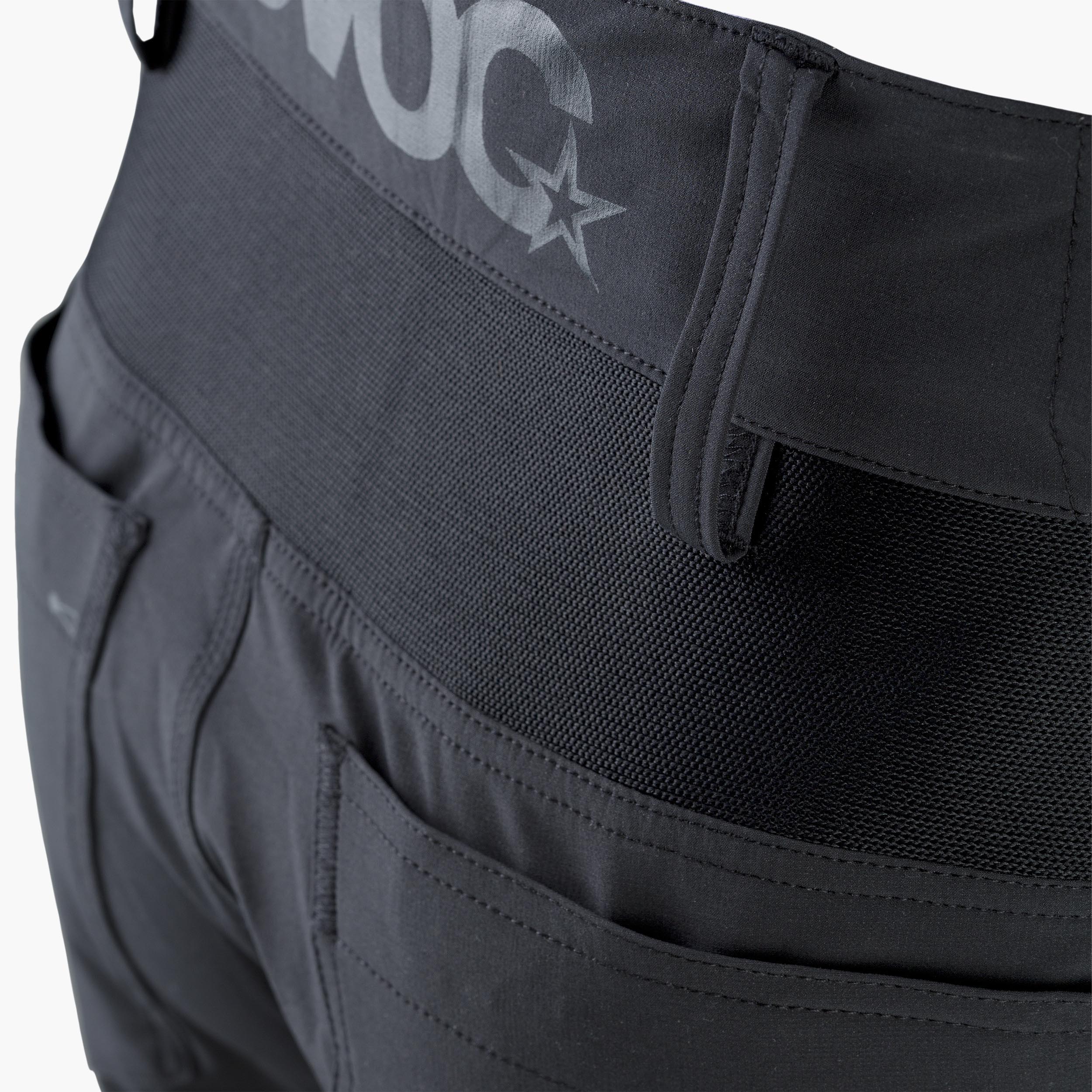 BIKE SHORTS MEN - Comfortable bike shorts made of water-repellent and quick-drying material